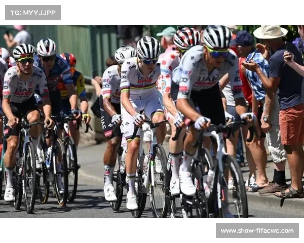 范德普尔奋力守卫黄衫荣耀 布列塔尼陡坡骑行瞬间定格